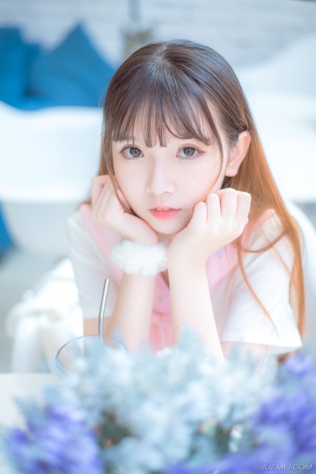 “告诉那些世家，我军承诺，入蜀之后，对世家一定秋毫无犯，更不会动他们如今拥有的利益，甚至还会做出一些让步！”想了想，诸葛亮又补了一句。